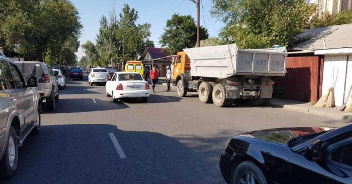 коммуналдық қызметте істейтін жұмысшыны көлік қағып кетті