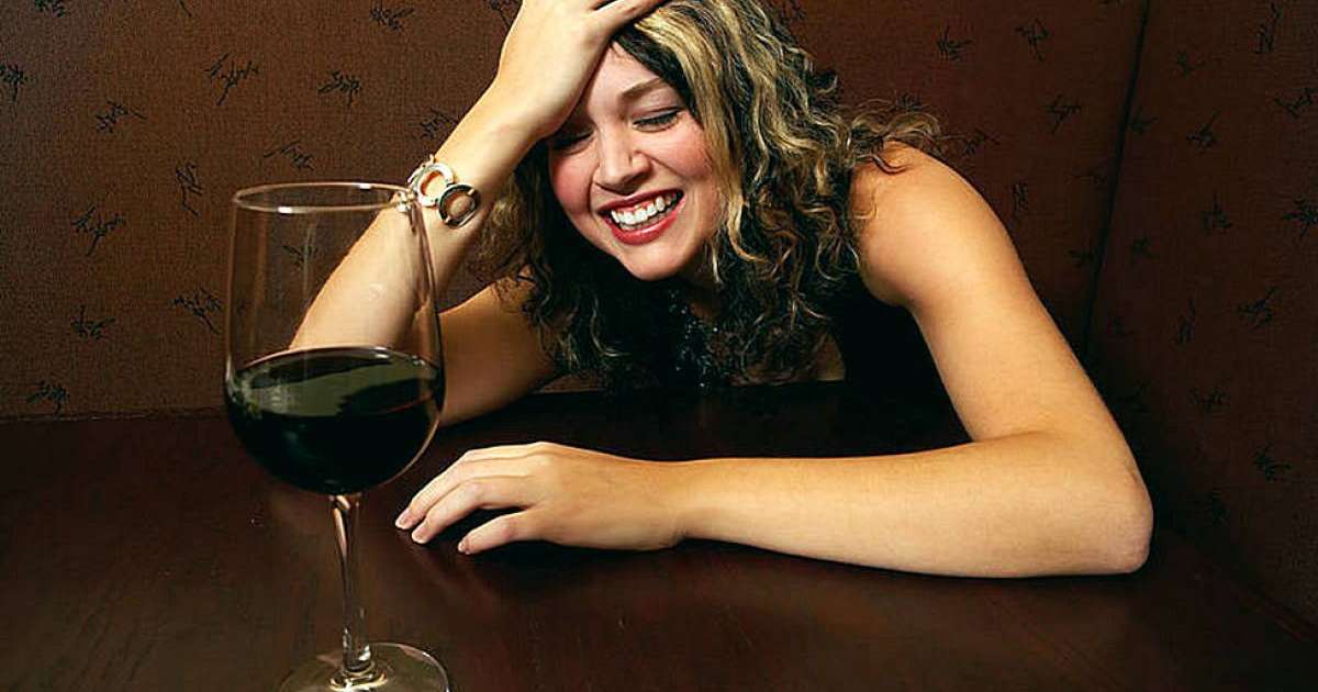 Мас қыздар полицей мен қарияны соққыға жықты