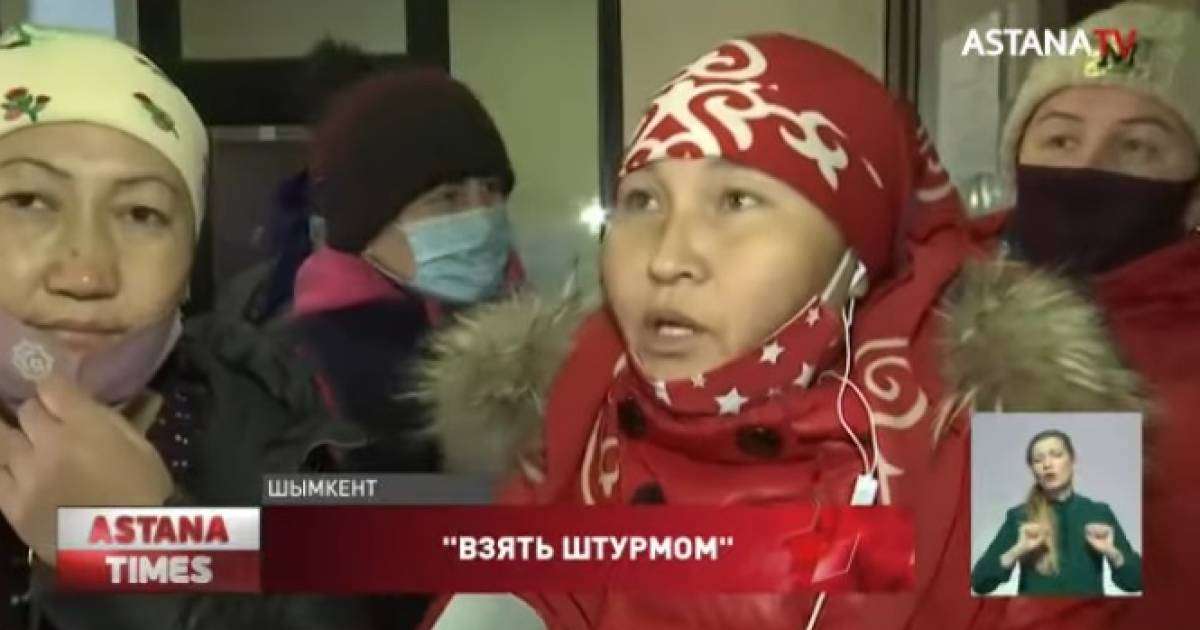 "Абзал емес, Обещалкин дейміз": Шымкенттік аналар суықтан денесі тартылатынын айтып шу шығарды