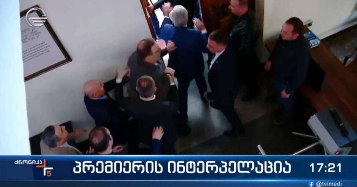 Грузия депутаттары парламент отырысында төбелес шығарды (видео)