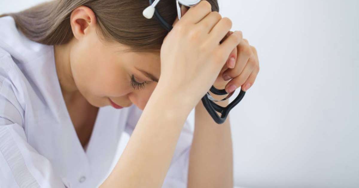 «Халатымыз тозып, қол жуатын сабын таппай қаламыз»: көкшетаулық дәрігерлер басшысының үстінен шағым айтты