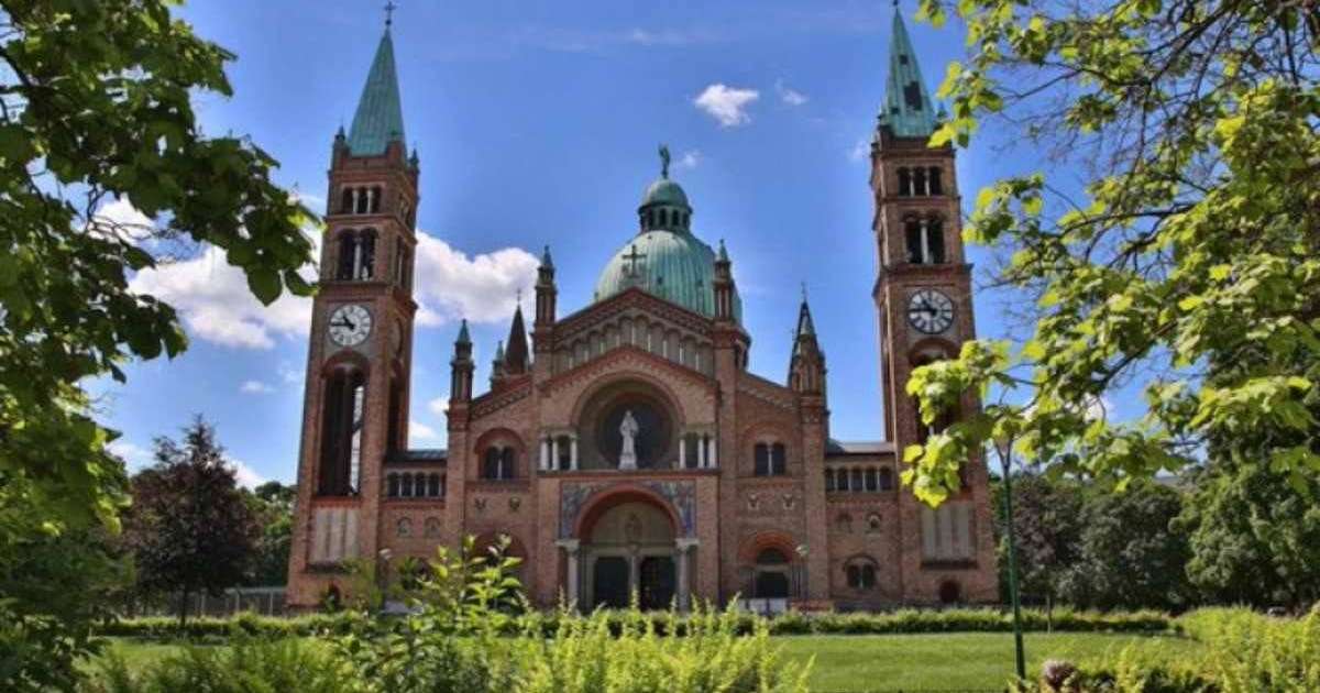 Украинадағы бейбітшілік үшін шіркеуде дұға етіп отырған: Минскіде ОМОН қызметкерлері үш әйелді ұстап әкетті