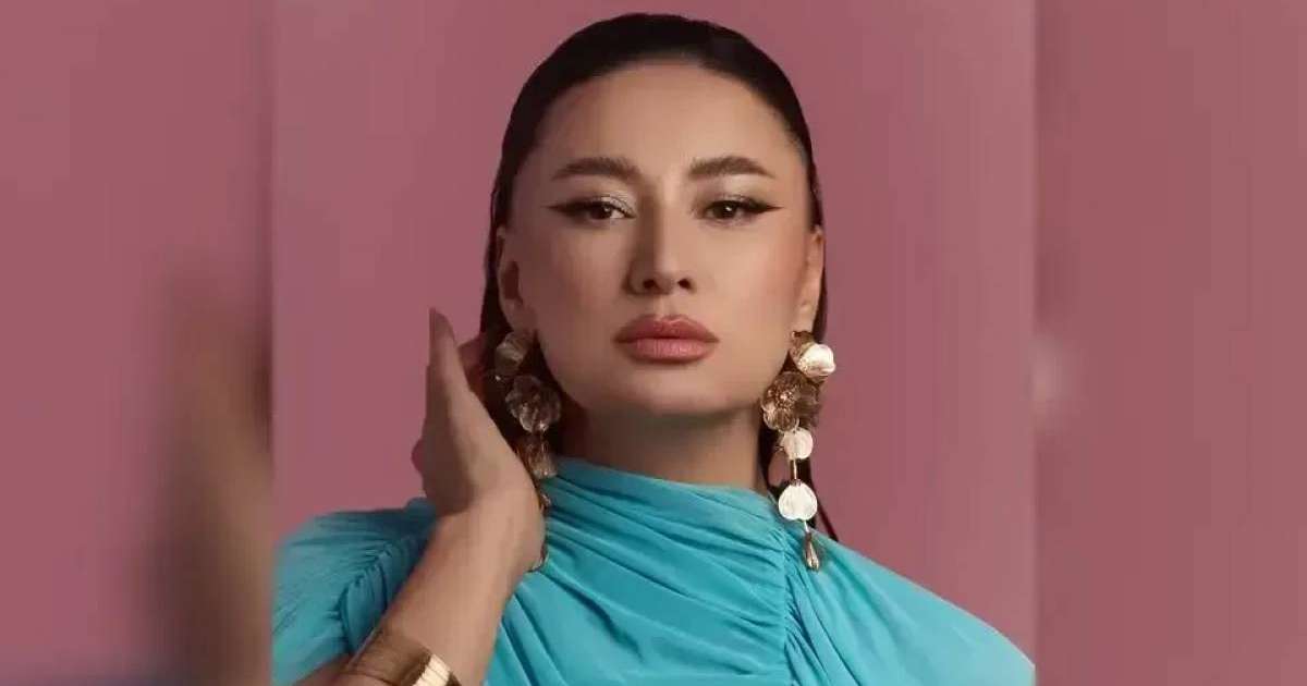 Мәдина Сәдуақасова ән айтып жатқанда «соққы» алды