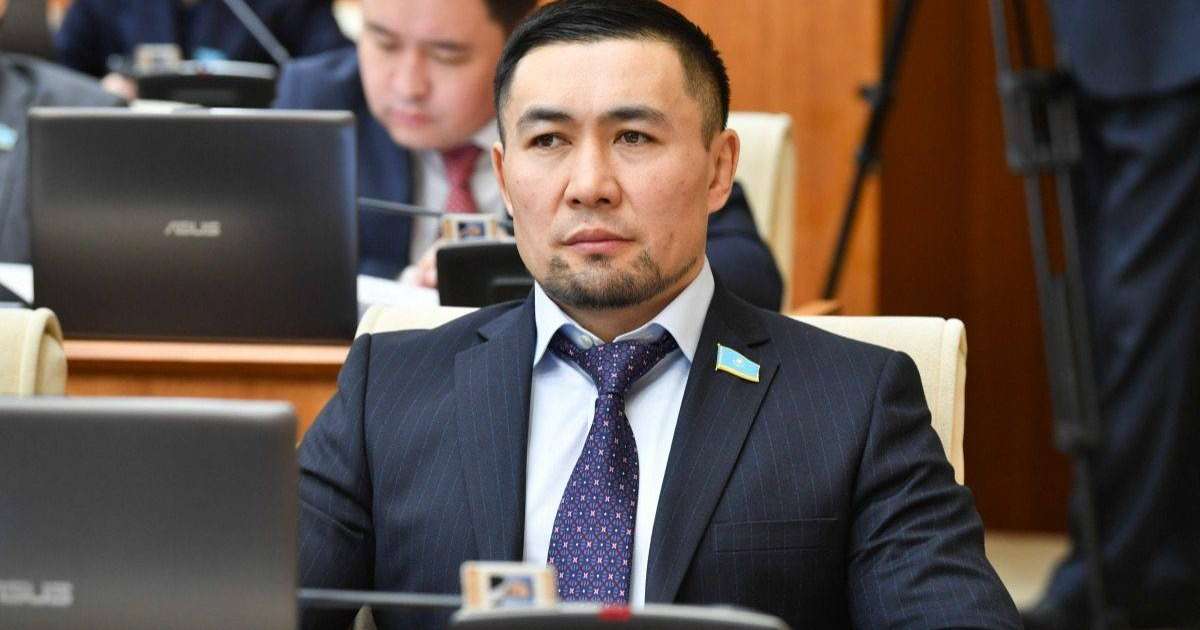 Ардақ Назаров жоғары білім алған ба? Журналист депутаттың дипломына күмән келтірді