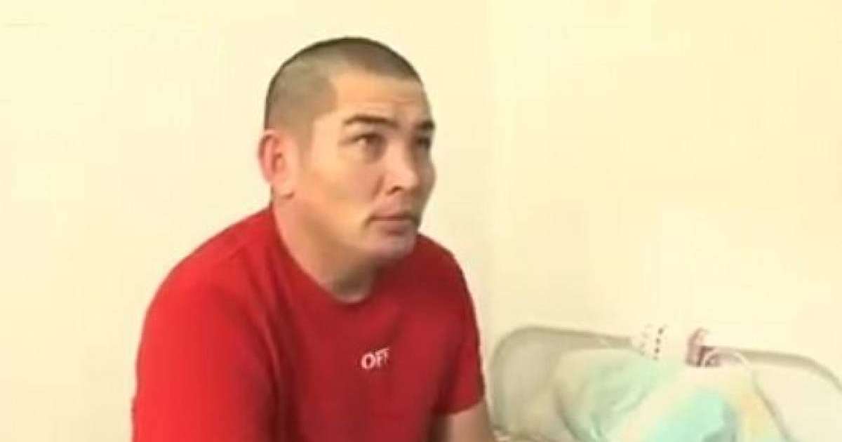 Назарбаев ескерткішін құлатқан ер адамды азаптаған полицей ұсталды