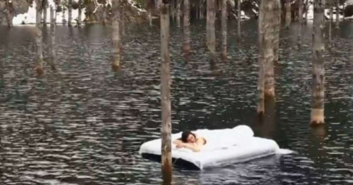 Қайыңды көлінде матраспен жүзген қазақстандық әйел жазаланады