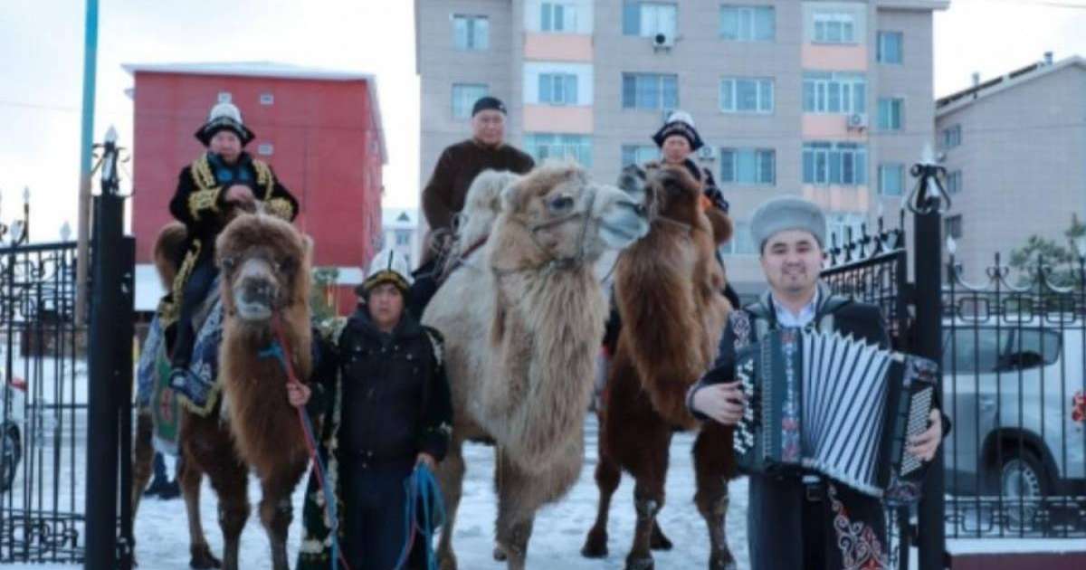 Талдықорған қаласының тұрғыны сайлау учаскесіне түйемен келіп, дауыс берді.