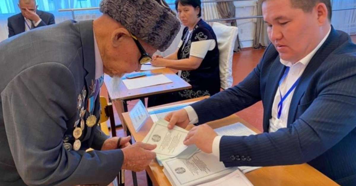 Сыр елінде ғасыр жасаған майдангер сайлауда алғашқы болып дауыс берді