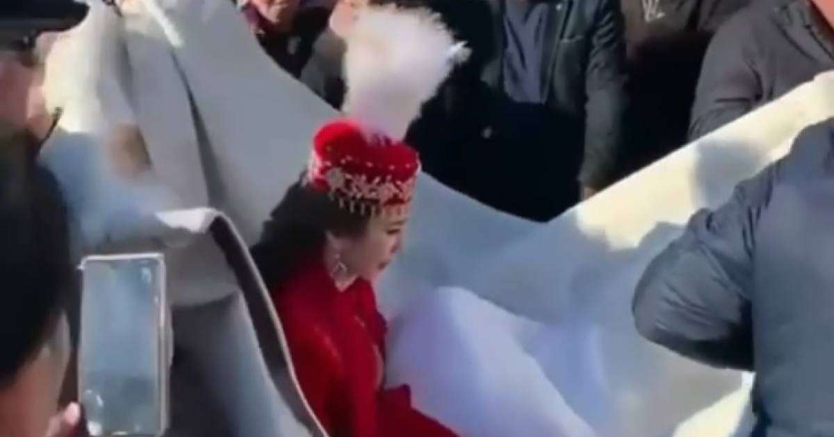 "Батысқа кеттік пе, ағайын?": Қызды ақ кілемге салып ұзатқан видео жұртты таңғалдырды