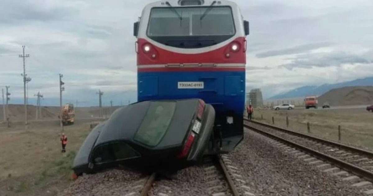 Қарағанды облысында пойыз бен көлік соқтығысып, үш адам қаза тапты