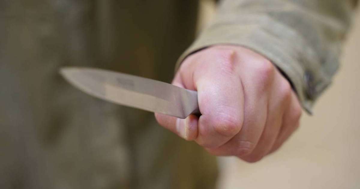 Есірткі шеккен: Ер адам 6 жасар баланың басын кесіп тастады