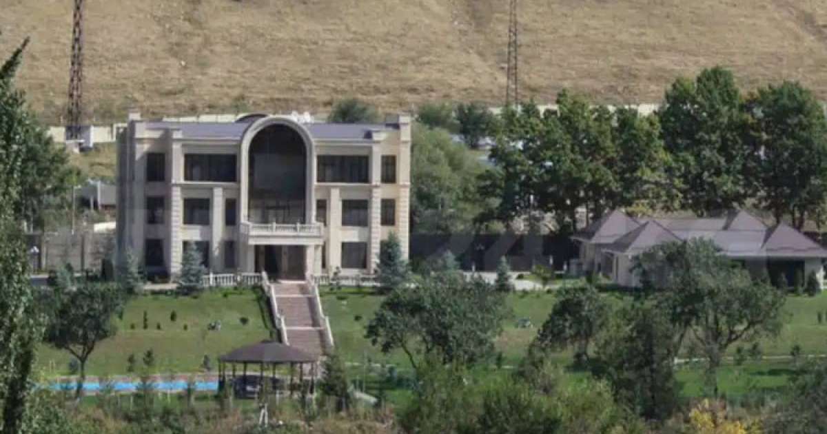 Экс-президенттің отбасы үйінен қуылды