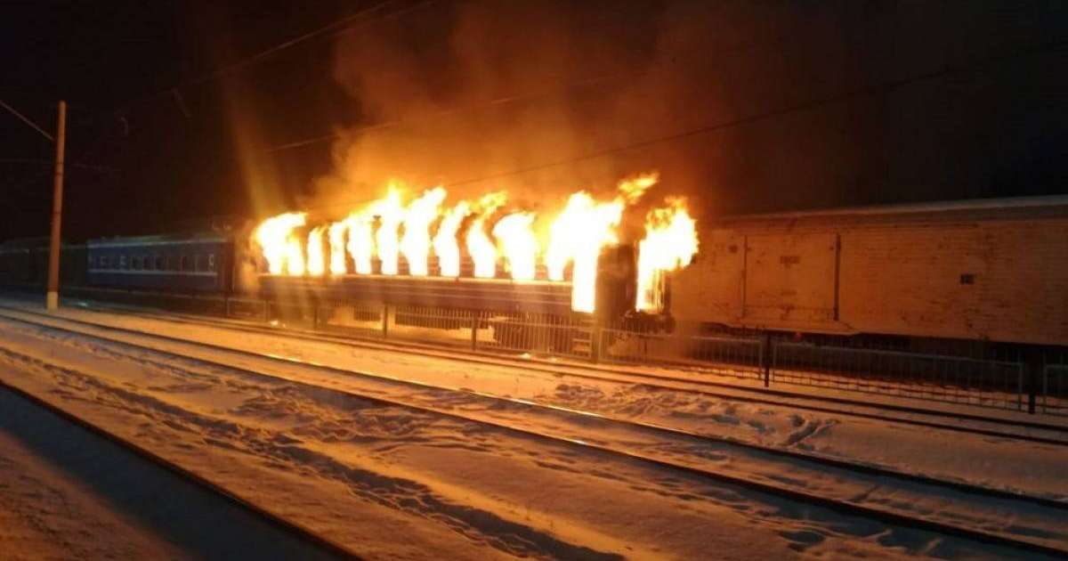 Нұр-Сұлтанда жүріп бара жатқан пойыз вагоны отқа оранды (видео)