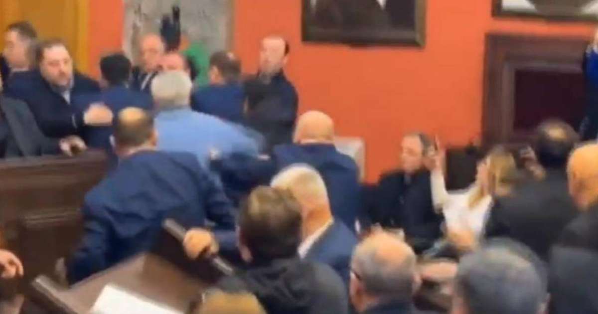 Грузиядағы Парламент отырысында үлкен төбелес болды (видео)