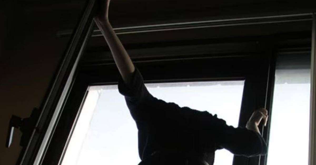 Ақтауда науқас терезеден секіріп кетті