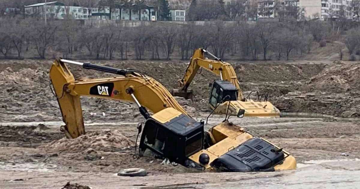 Алматыдағы Сайран көлінің түбін тазалап жатқан экскаваторлар лайға батып қалды
