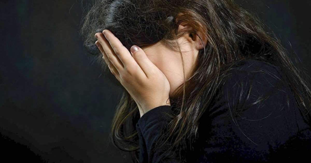 БҚО-да өгей әкесі зорлаған қыздың ісі: Мектеп директорының адвокаты істің әділетсіз жүріп жатқанына шағымданды