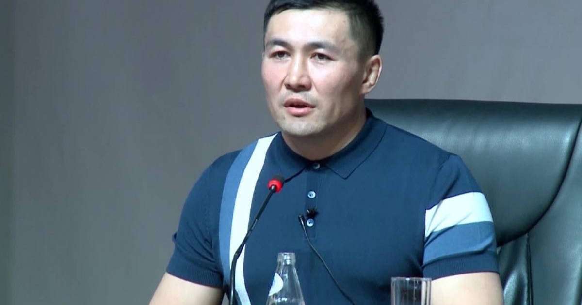 Ардақ Назаров не себепті Мәжіліс отырысында өз анасын құттықтағанын түсіндірді