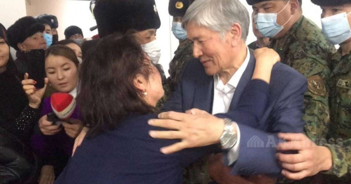 «Келші, өзіңді құшақтайыншы»: Атамбаев пен әйелінің қарым-қатынасы жұртты сүйсіндірді