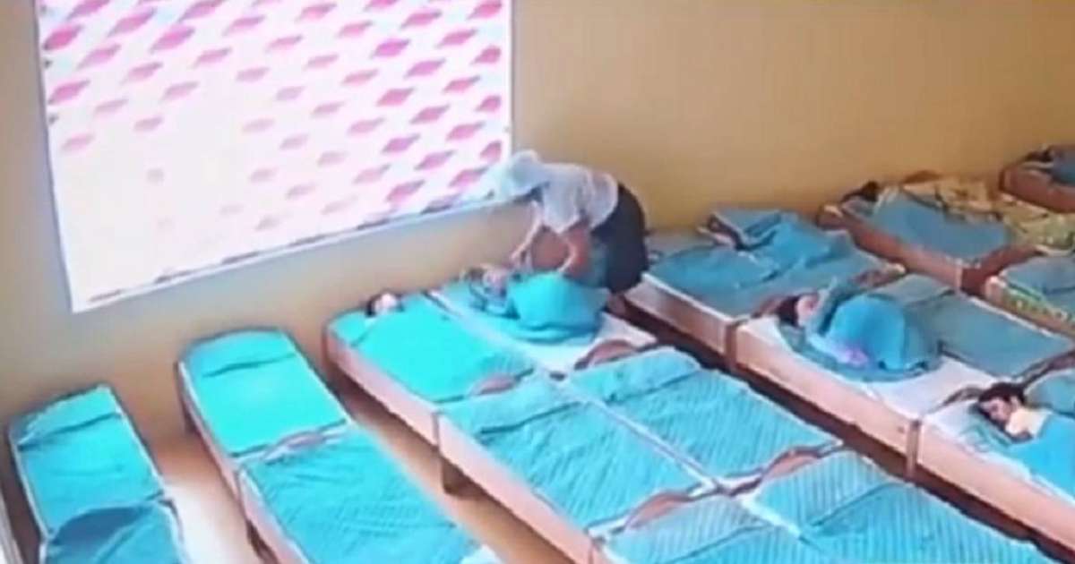 "Апай құлағымды бұрап, кесіп аламын деді": Нұр-Сұлтанда балабақша тәрбиешісінің былығы әшкере болды