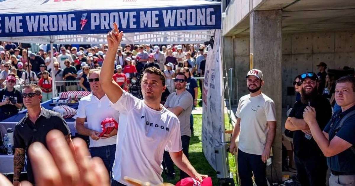 АҚШ-та көптің алдында сөз сөйлеп тұрған Трамптың жақтасы кісі қолынан қаза тапты