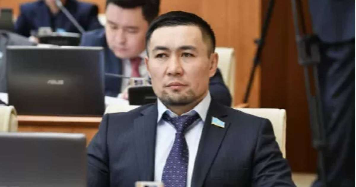 «Мен сізді қатты жақсы көремін»: Мәжіліс депутаты анасына отырыс кезінде құттықтау жолдады