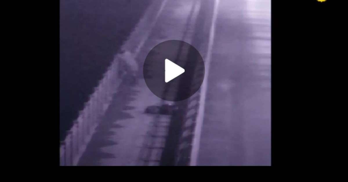 Көпірден секірмек болған қызды полицейлер құтқарып қалды