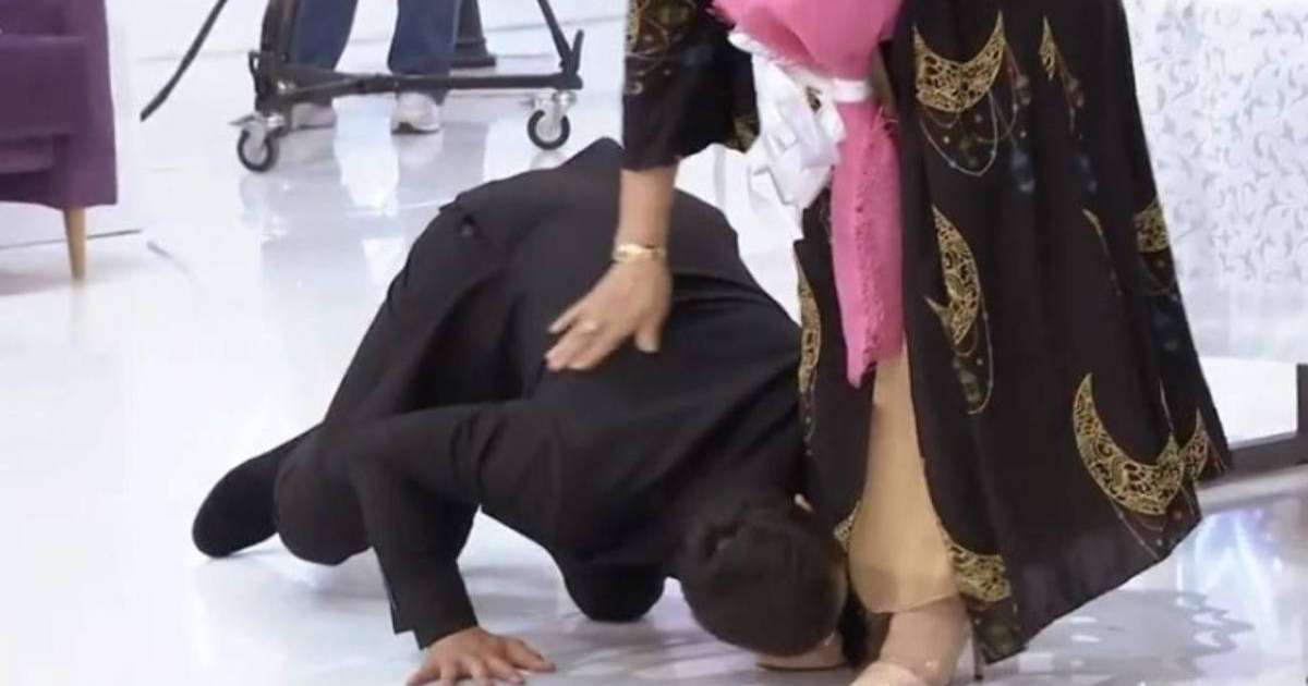 "Көзбояушылық": Үйлену тойында анасының аяғын сүйген жігіт желі қолданушыларының сынына ұшырады (видео)