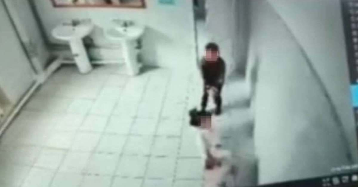 Жамбыл облысында бір топ ұл бала қызды әжетханаға сүйрегені белгілі болды