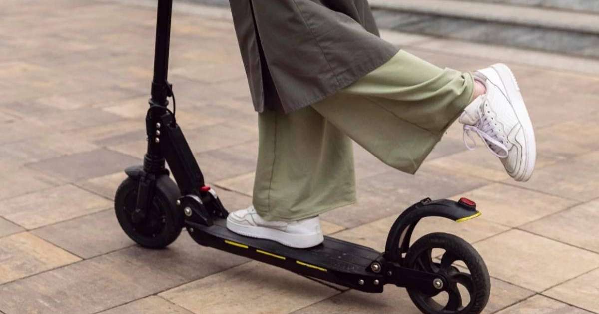 Депутат Алматыда электросамокаттарды жалға беруді тоқтатуды талап етті