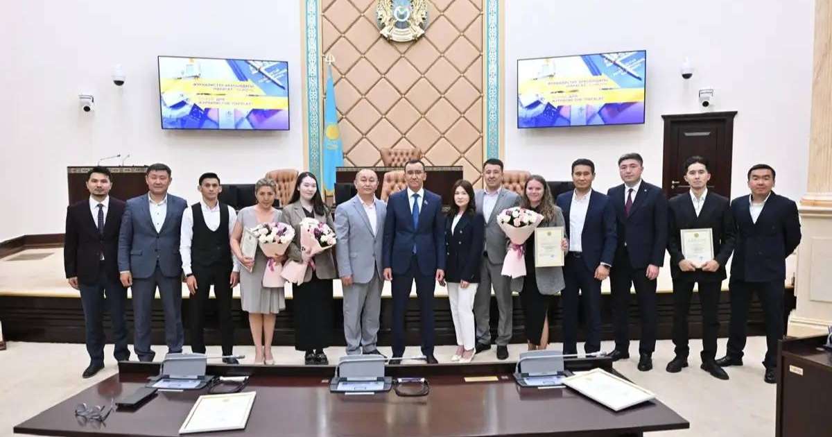 Мәулен Әшімбаев журналистер арасындағы «Парасат» байқауының жеңімпаздарын марапаттады