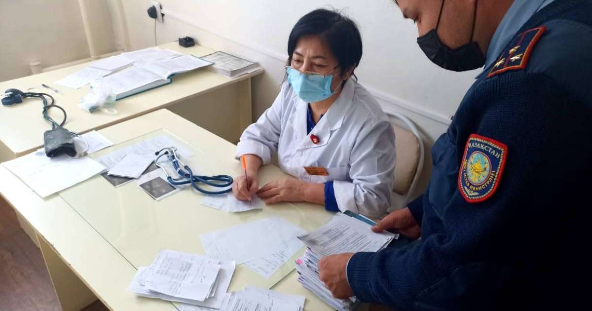 Медицина қызметкерлері тергеу қамауындағы азаматтарға вакцинациялау жұмыстарын жүргізді