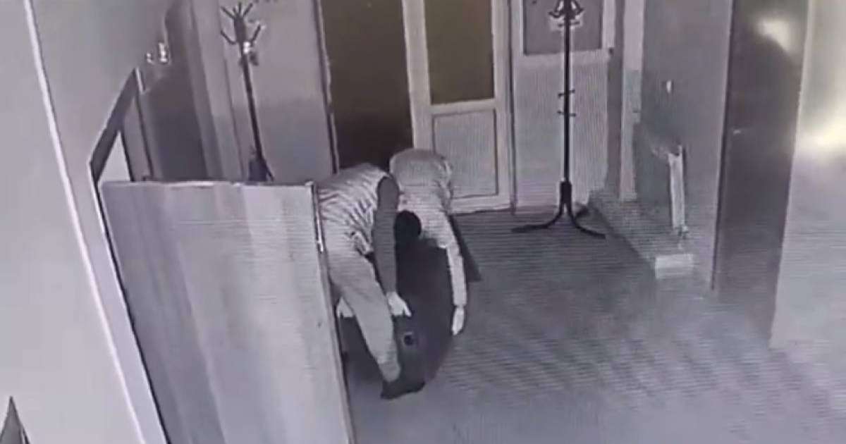 “Сейфте миллион бар деп ойлады” - Ақмолада бетперде киіп, сейф ұрлаған адамдар бейнежазбаға түсіп қалды (видео)