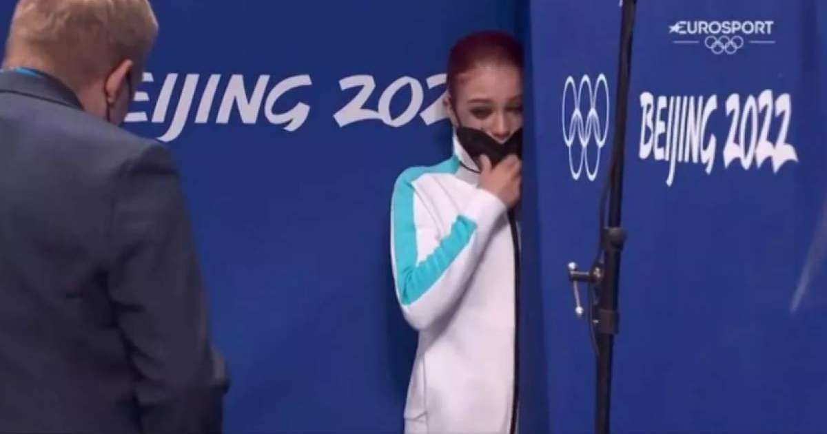 "Бәріңді жек көремін": Олимпиадада алтынсыз қалған ресейлік қыз бапкерлеріне айғайлап, жанкүйер алдында шу шығарды (видео)