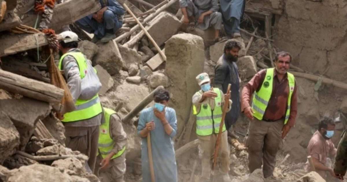 Ауғанстандағы жер сілкінісінен кейін тәліптер әйелдерді үйінді астынан шығарудан бас тартты