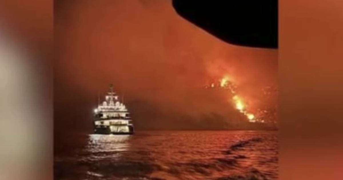 Грецияда яхта жалдаған қазақстандықтар отшашу арқылы бүкіл аралды өртеп жіберді