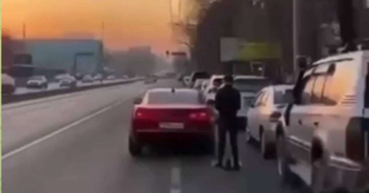 Алматыда қымбат көлік иесі жол ортасында намаз оқыды (ВИДЕО)