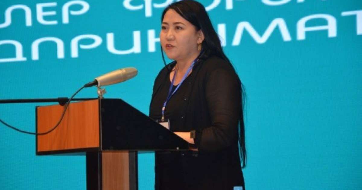 “Қазақстан халқына” қорының басшысы қымбат киімдермен көзге түсті