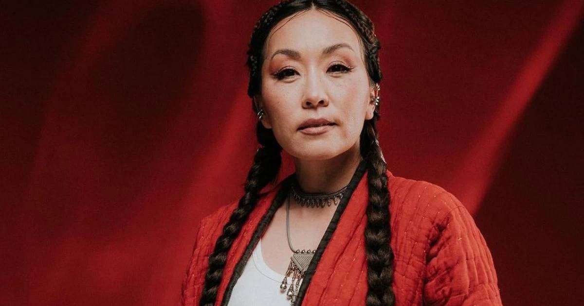 "Ата-ананы кінәлаудан аулақ бол": Дина Төлепберген кедей болудан ұялмауға үндеді