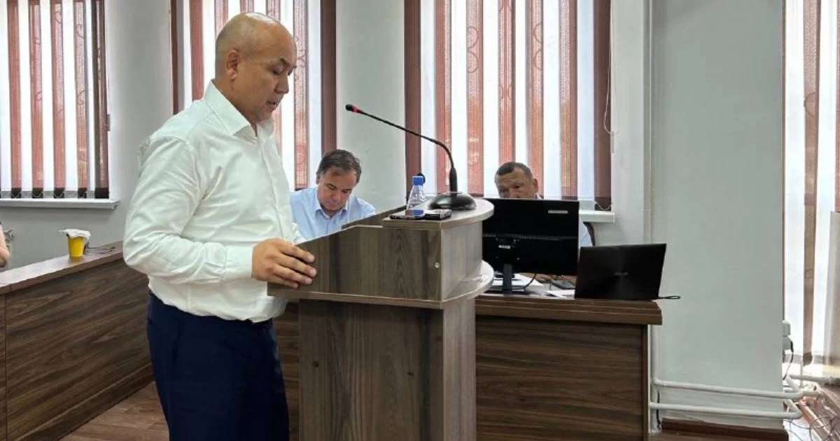 Гүлмира Сатыбалдыға қатысты іс: Жәбірленуші сотта Бауыржан Байбек пен Назарбаевтың суреттерін көрсетті