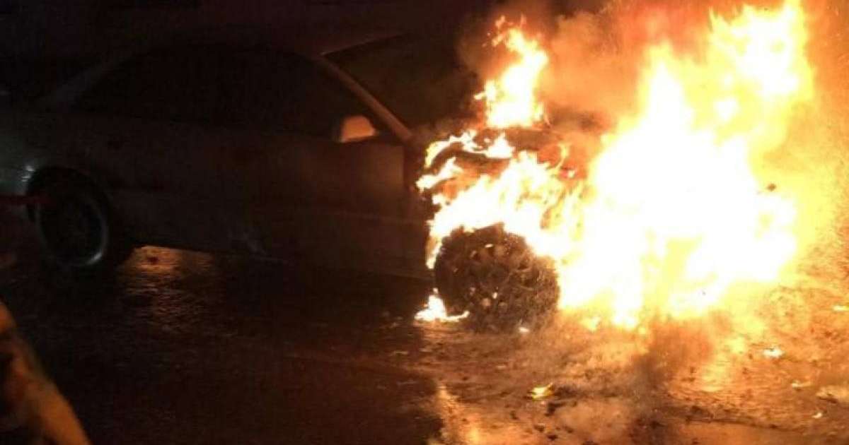 Журналист Вадим Борейко операторының екі көлігін белгісіз біреулер өртеп кеткенін мәлімдеді