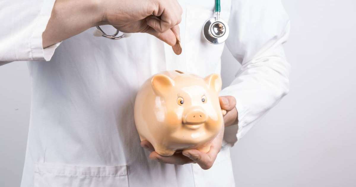 «Біз ауада қалған маман иесіміз»: Дәрігерлер жалақыларын көтеруді сұрайды