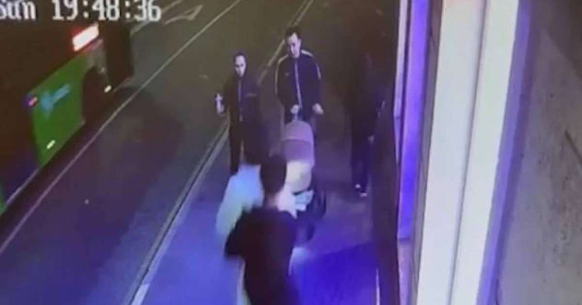 Алматыда жасөспірімдер арбадағы сәбиді электросамокатпен қағып кете  жаздады