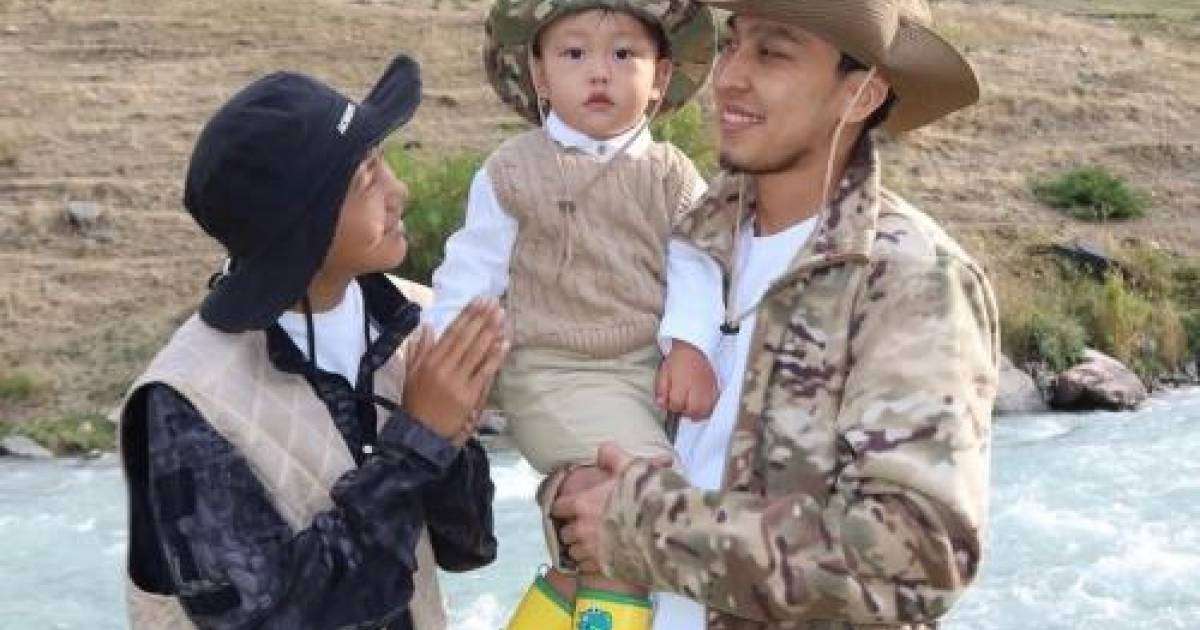 «Әкесінен аумай қалған» – Желіде Ерке мен RaiM-нің отбасылық фотолары қызу талқылануда