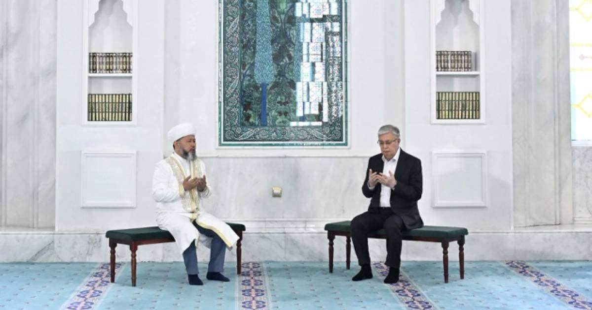 Президент Әзірет Сұлтан мешітіне барды