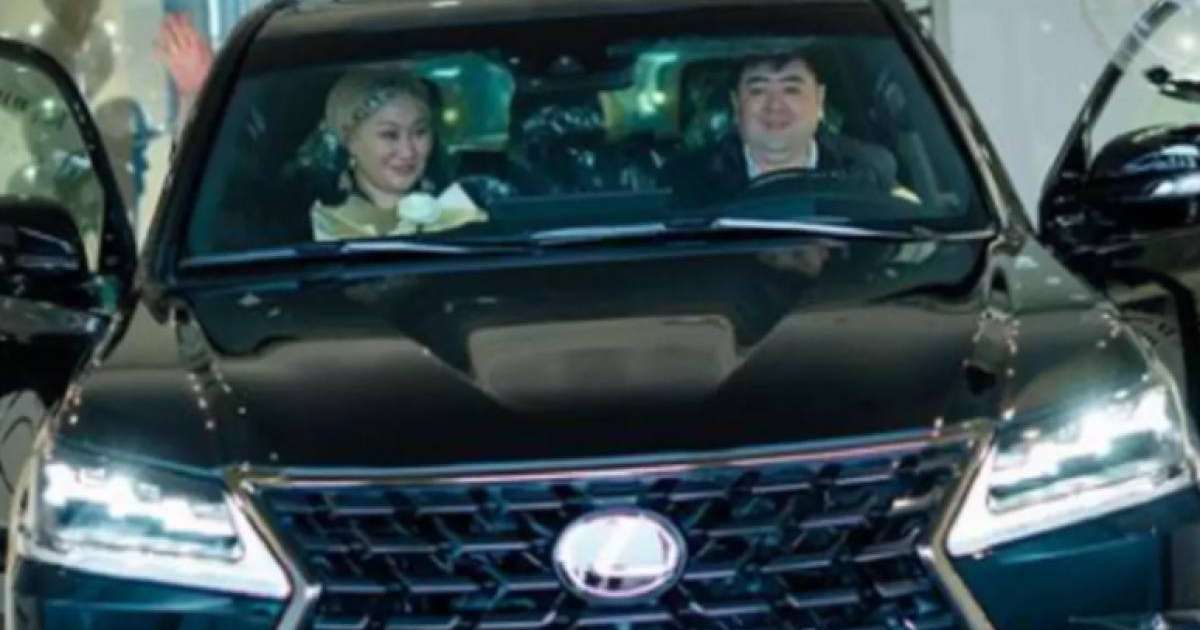 "Мұндай күйін алғаш көруім": Күйеу баласы су жаңа көлік сыйлаған Төреғалидің әкесі көз жасын тоқтата алмады