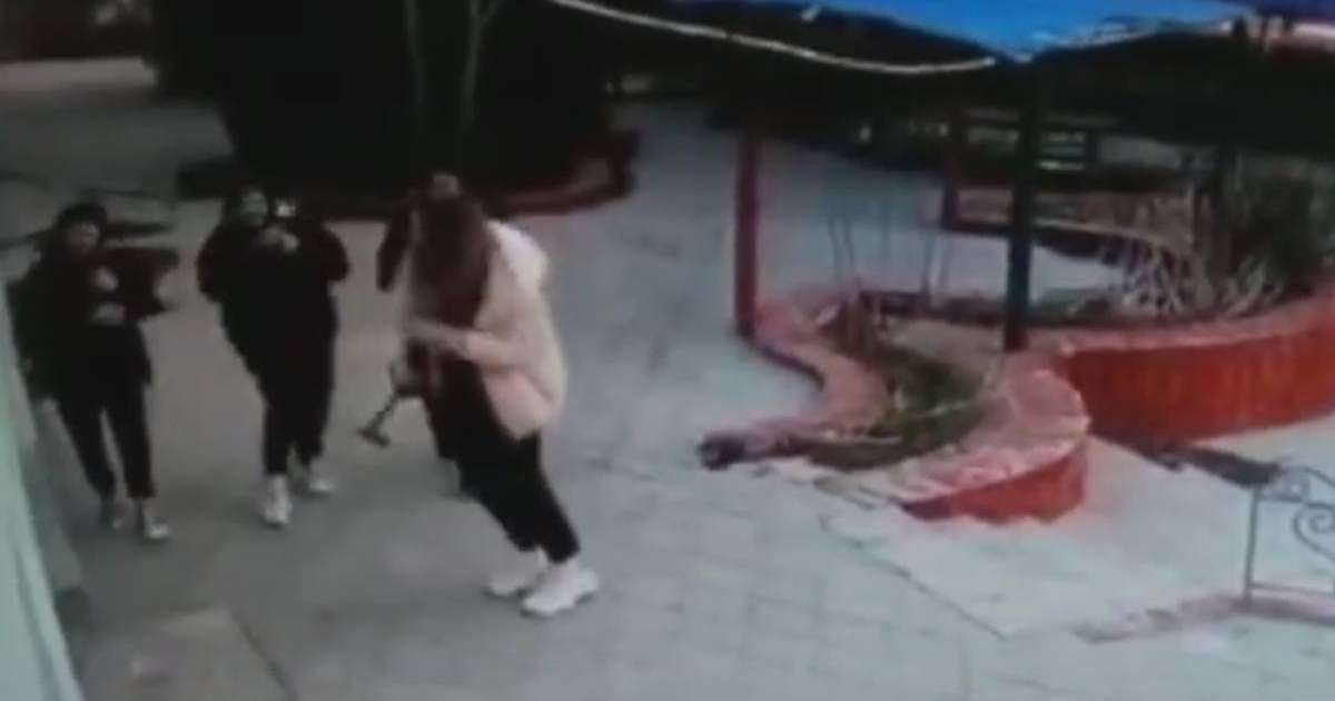 Иесі оларды жазалаудан бас тартты. Ақтауда қыздар дәмхананың есігін балғамен ұрып сындырды (видео)