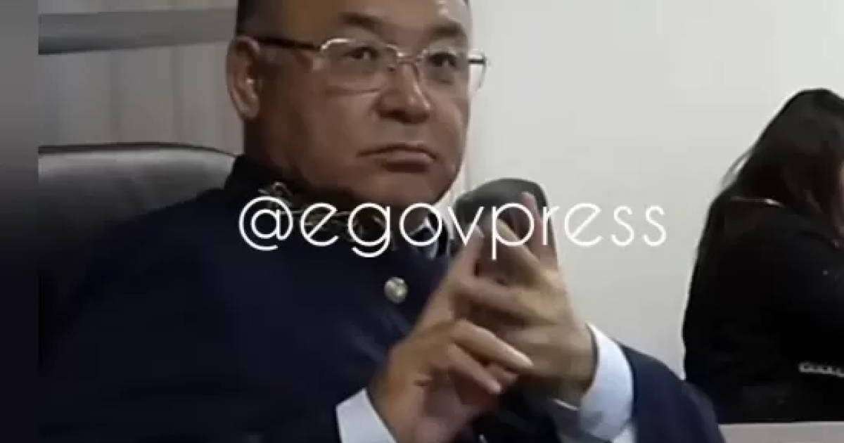 «Түрме ме, хэштег пе?»: Қазақстанда тағы бір судья сот отырысында «біртүрлі» ым танытты (ВИДЕО)