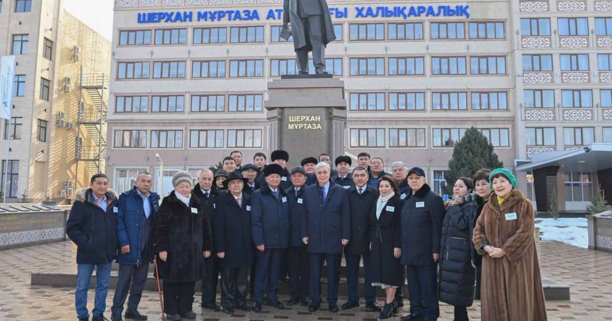 Қасым-Жомарт Тоқаев жазушы Шерхан Мұртаза ескерткішіне гүл шоғын қойды