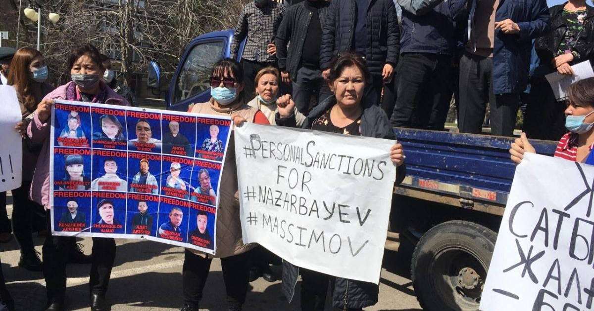 «Қазақ — құл емес!» деп ұрандатты митингке жиналғандар